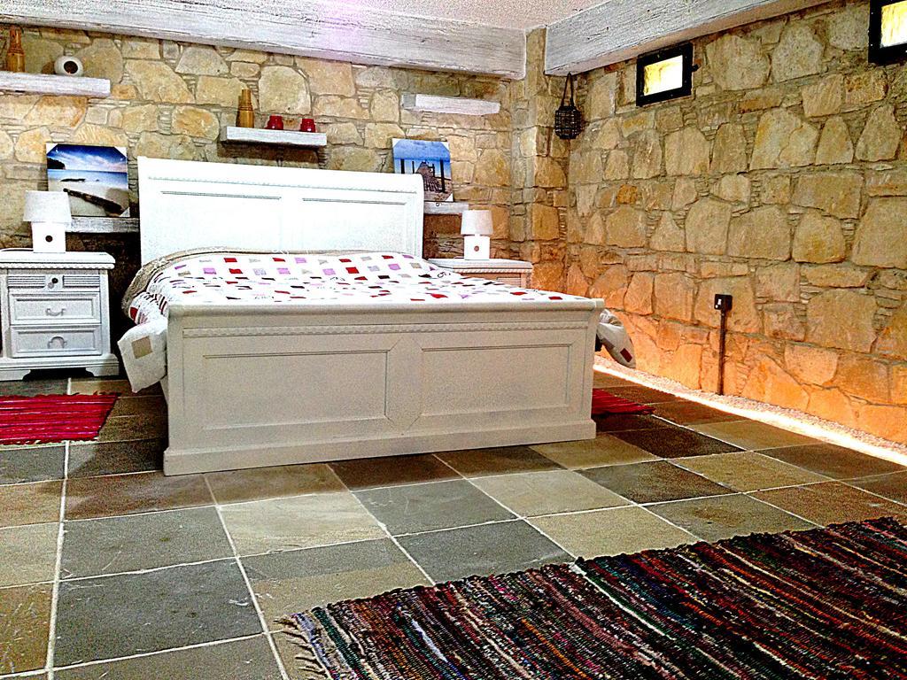 Lofou Traditional Stone House Стая снимка