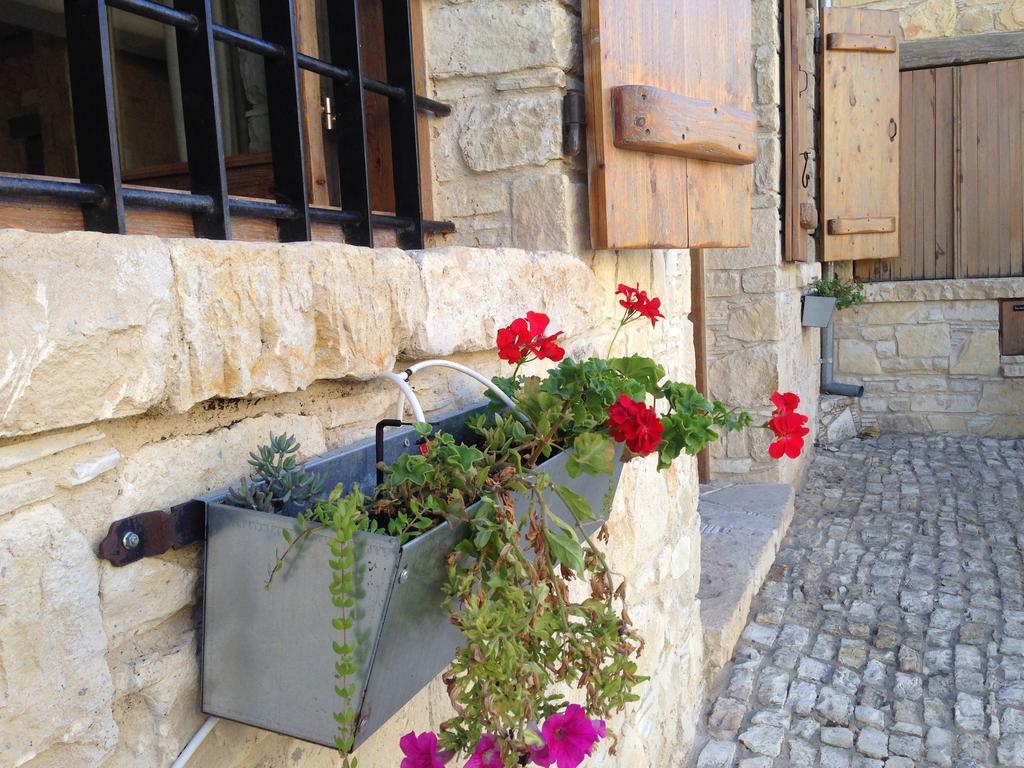 Lofou Traditional Stone House Стая снимка